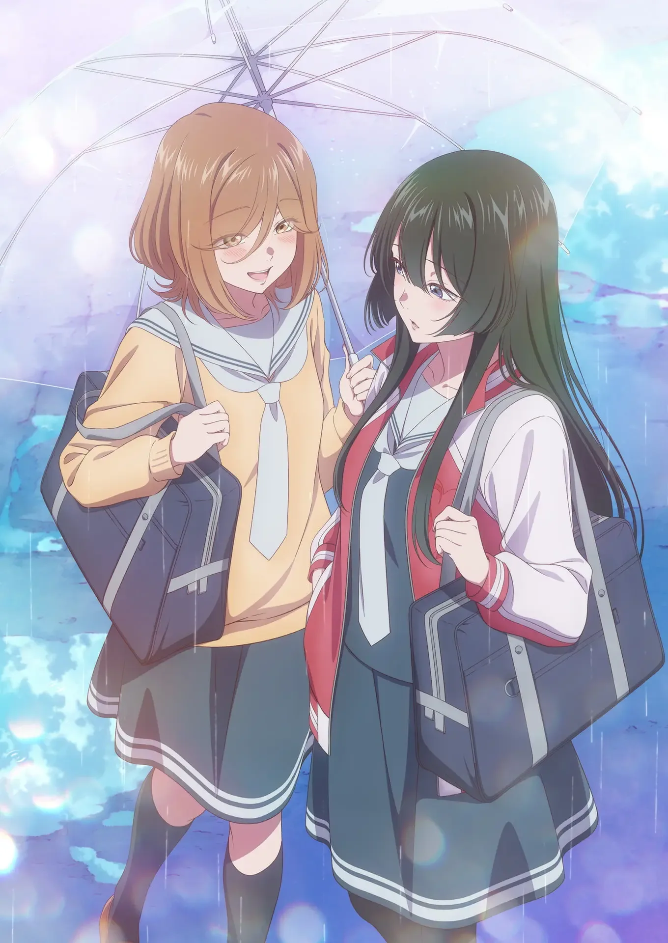 Deux lycéennes en uniforme partagent un parapluie transparent sous la pluie, l'une aux cheveux châtains et l'autre aux longs cheveux noirs.
