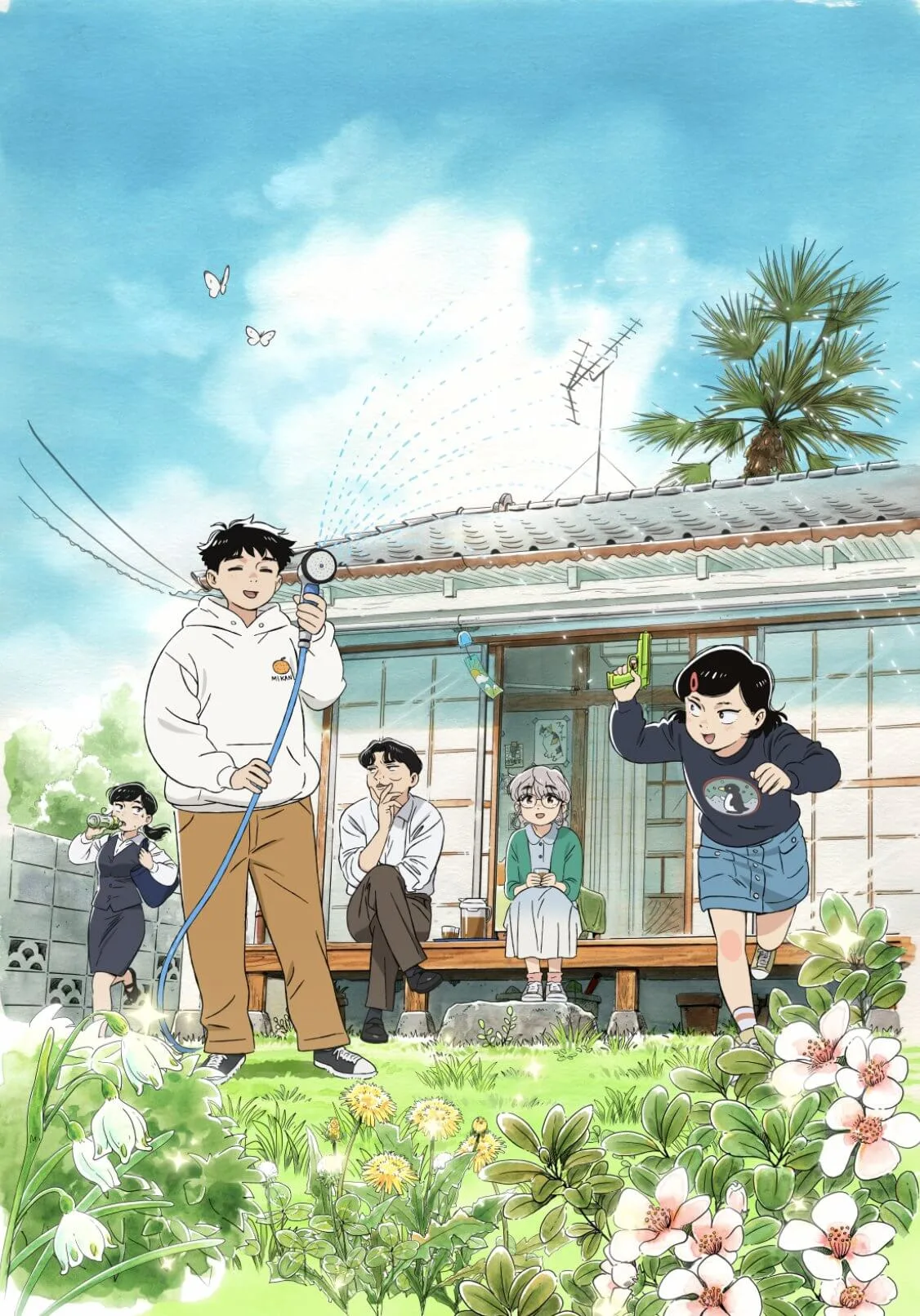 Hiroto tient un tuyau d'arrosage dans un jardin fleuri, devant une maison japonaise traditionnelle où sont assis deux personnages, tandis qu'une jeune fille court avec un pistolet à eau.