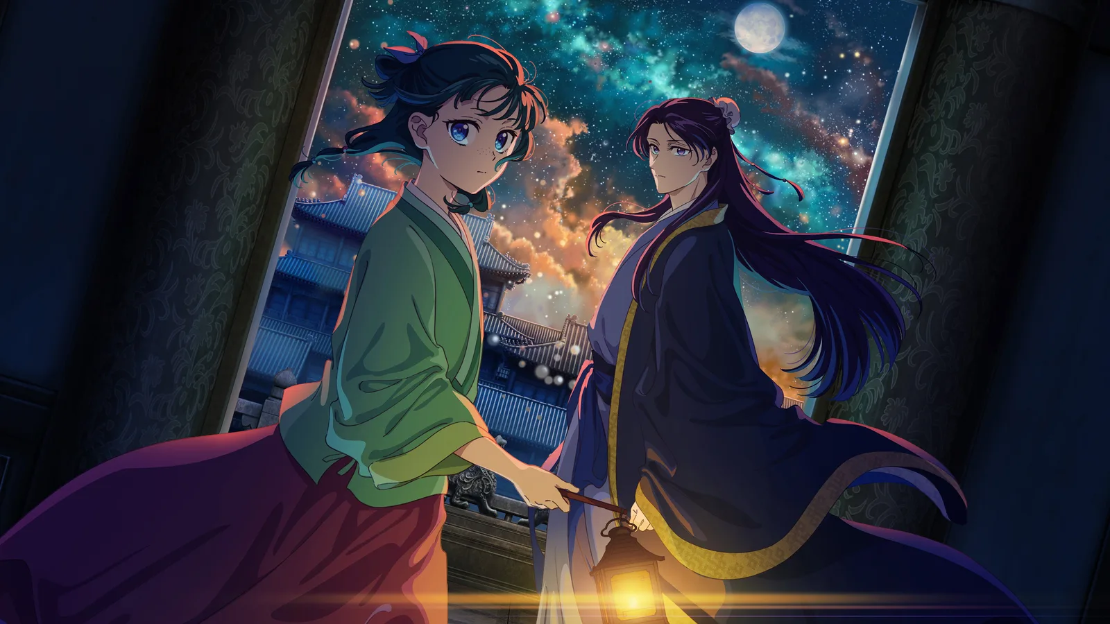 Maomao, en tenue verte, et Jinshi, en long manteau sombre, se retournent près d'une fenêtre ouverte sur un palais de style chinois sous un ciel étoilé et une pleine lune.