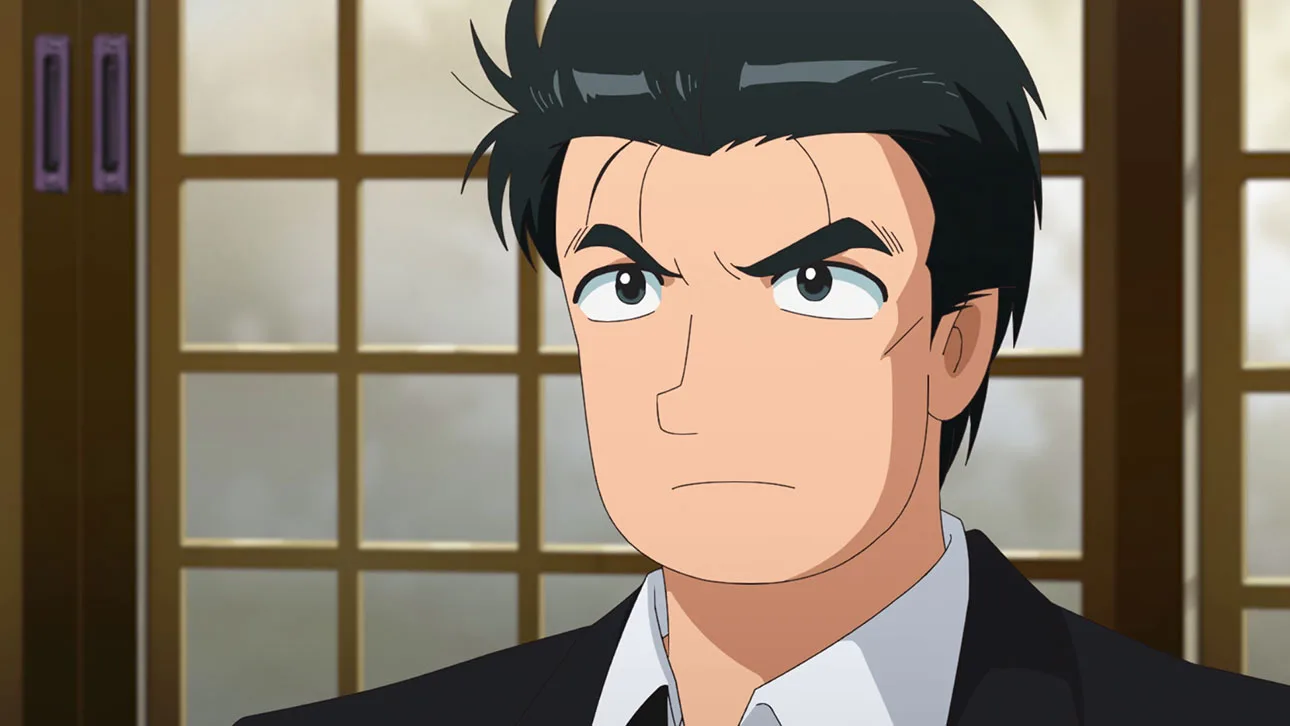 Gros plan sur un homme aux cheveux noirs, sourcils froncés, en costume sombre et chemise blanche, devant une fenêtre à croisillons de style japonais.